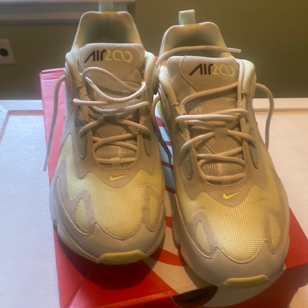 Women air max 200 size 10